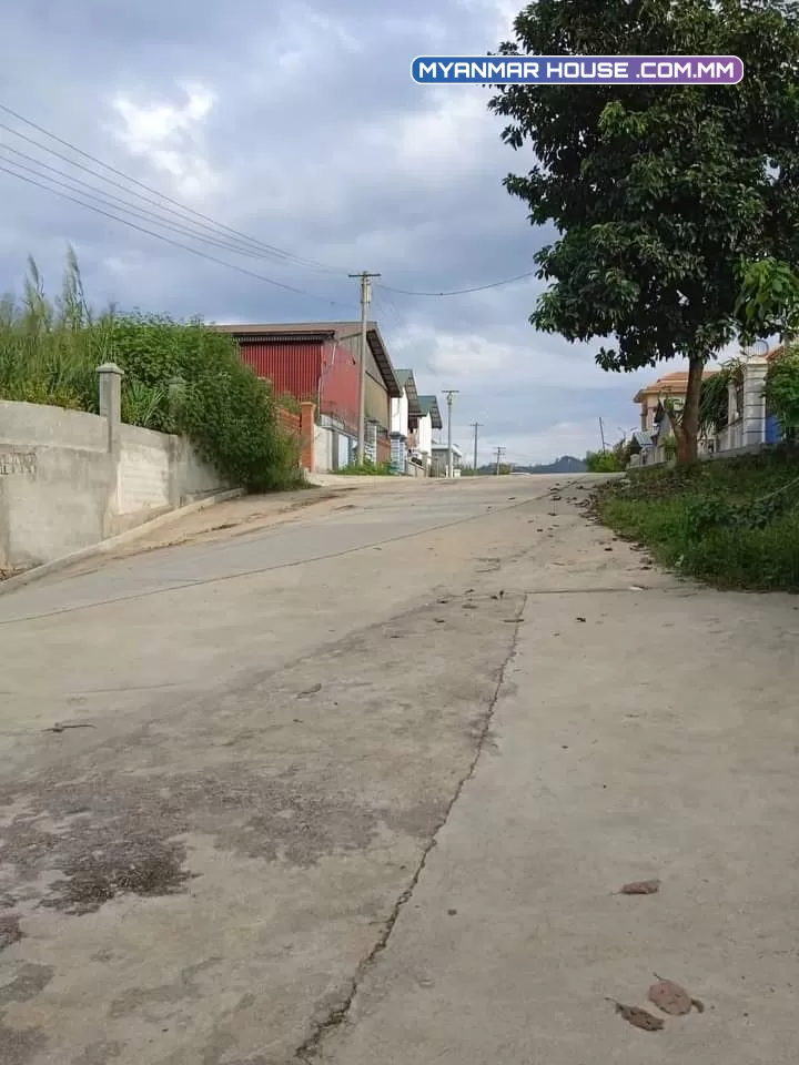 ရောင်းမည် ပိုင်ရှင် တိုင်ရိုတ်ဖြစ်သည် (ဟိုနားရပ်ကွပ်) ရှေ့ပေ 38] နောက်ပေ 38] အိမ်အကျယ် ပေ 40 အိမ်ညာဘက်ဘေး ပေ80 အိမ်ဘယ်ဘက်ဘေး ပေ 78  . .ဈေးနှုန်း သိန်း၂၄၀၀   အလျော့တင်းရှိပါသည်