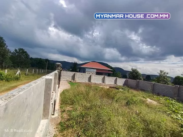 ကံကြီးရွာလယ်လမ်းမကြီးဘေး(ပုံပါ)  ဈေး 750 အကျယ် 40x60  အုတ်တံတိုင်း ခတ်ပီး သံတံခါးပါပီးသား
