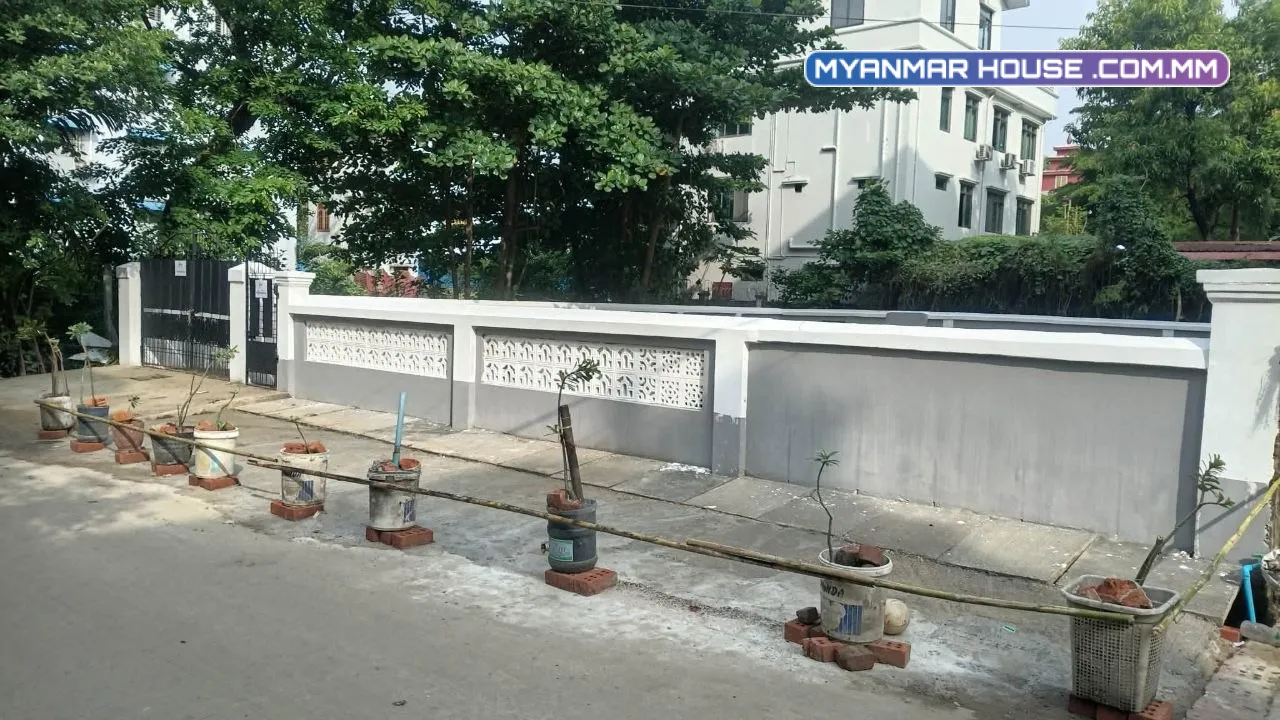phone-095201990 တောင်ဥက္ကလာပ ခြံကျယ်(15 သိန်းဖြင့်ငှားမည်) 48 ပေ x 60 ပေ ။ ရေမီးအစုံရှိသည်။ ကား ဝပ်လျှော့ လုပ်နိုင်သည်။ မည်သည့်လုပ်ငန်းမဆို