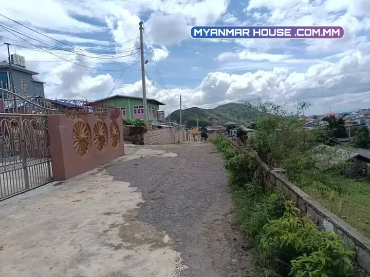 တောင်ကြီးမြို့ ကံကြီးရပ်ကွက်  နယ်မြေ ၄ ကံကော်လမ်း  နှစ်ထပ်အိမ်အပါလေး နှစ်လုံးရောင်းရန်အပ်ထားပါတယ်ဗျ /ခေါ်ဈေးကတော့ တစ်လုံးကို သိန်း 1800 