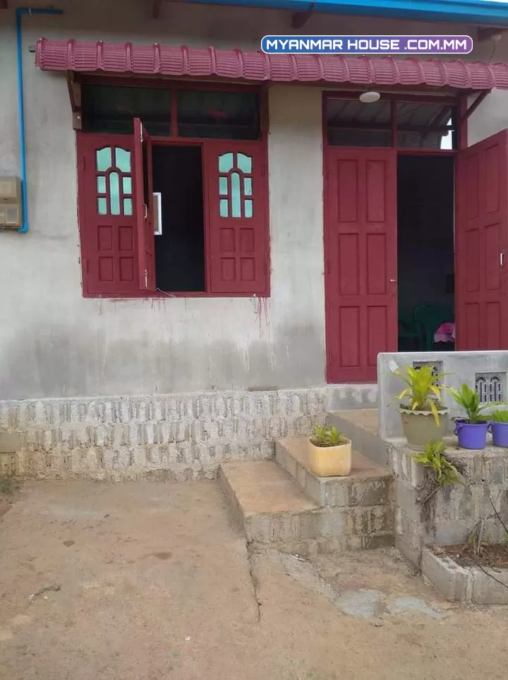 မဂ်လာပါ ရှင့်  အောင်ပန်းမြို့ မိုးကုပ်ဝိပါတ်သနားကျောင်း မြောက်ဘက်  မြေအကျယ်မျက်နှာစာ ပေ၃၀ အလျားပေ၆၀ရှိ  အိမ်အပါလေးပါ ၊သိန်း၃၅၀ပါရှင့်