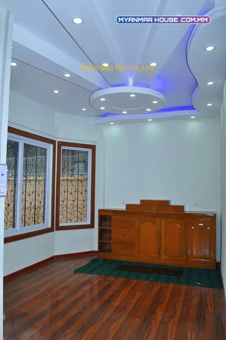 တောင်ကြီးမြို့နယ် အေးသာယာ စက်မူဇုံ တွင် Company မှ တာဝန်ယူတည်ဆောက်ထားပြီ အိမ်ရှင်မှ ရောင်းချပေးရန်အပ်နှံလာ၍ လူမနေ အသစ်စက်စက် လုံးခြင်းအိမ် အဆောက်အဦ RCC အား ရောင်းရန်ရှိပါသည်  ရောင်းဈေး(1100 သိန်း)