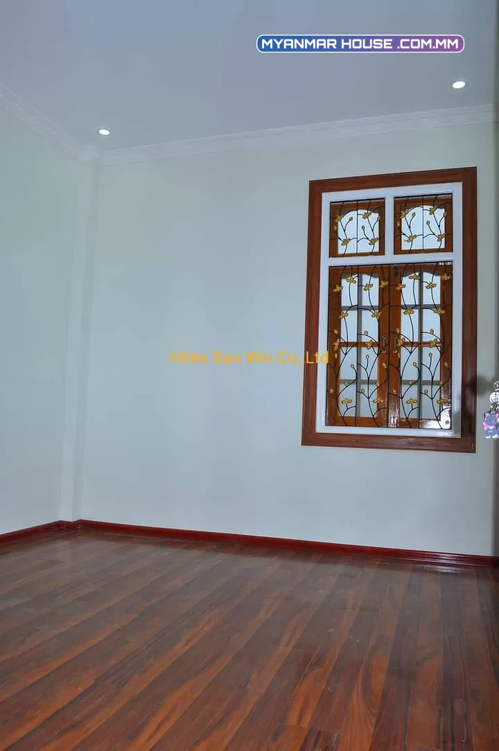 တောင်ကြီးမြို့နယ် အေးသာယာ စက်မူဇုံ တွင် Company မှ တာဝန်ယူတည်ဆောက်ထားပြီ အိမ်ရှင်မှ ရောင်းချပေးရန်အပ်နှံလာ၍ လူမနေ အသစ်စက်စက် လုံးခြင်းအိမ် အဆောက်အဦ RCC အား ရောင်းရန်ရှိပါသည်  ရောင်းဈေး(1100 သိန်း)