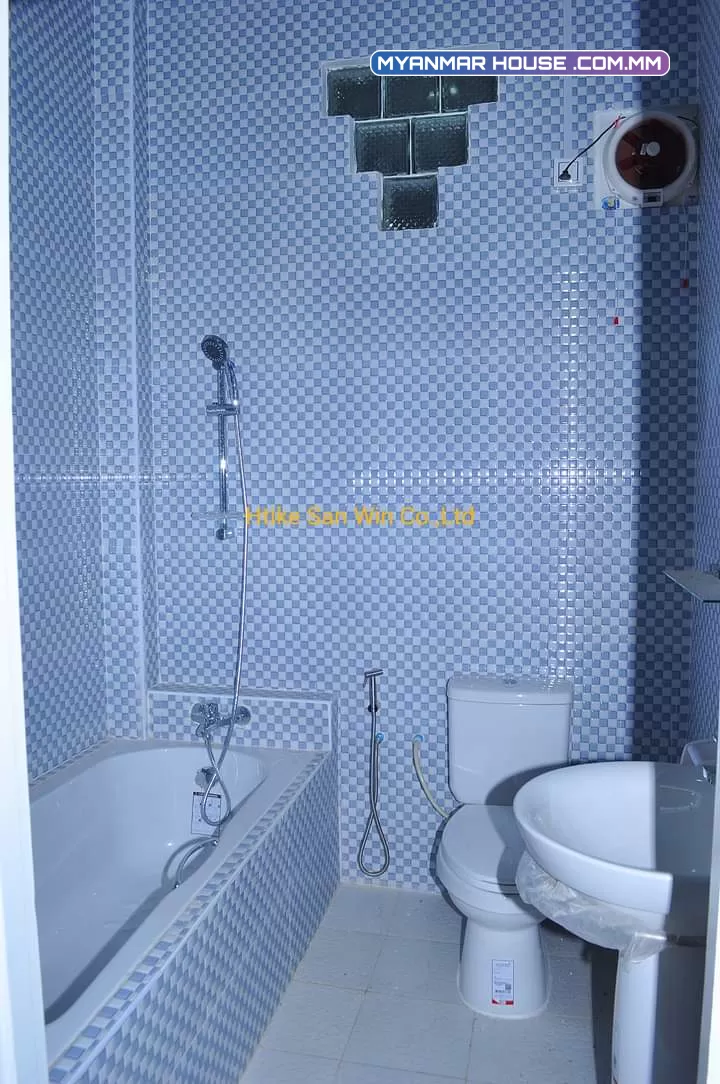 တောင်ကြီးမြို့နယ် အေးသာယာ စက်မူဇုံ တွင် Company မှ တာဝန်ယူတည်ဆောက်ထားပြီ အိမ်ရှင်မှ ရောင်းချပေးရန်အပ်နှံလာ၍ လူမနေ အသစ်စက်စက် လုံးခြင်းအိမ် အဆောက်အဦ RCC အား ရောင်းရန်ရှိပါသည်  ရောင်းဈေး(1100 သိန်း)