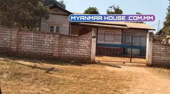 လားရှိုးမြို့ ရက (၁၁)နမ(၇) ပေ 60.70ဂရံကွက်  အိမ်ရှေ့ပေ100မိန်းလမ်းမေးတင် ဂေါက်ကွင်းအနောက်လမ်း ဒေါင့်ကွက် ဘုရားခန်း/ဧည့်ခန်း /အိပ်ခန်း၂ခန်း/မီးဖိုချောင် သိန်း2000