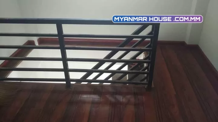 တောင်ကြီးမြို့နယ် အေးသာယာ စက်မူဇုံ တွင် Company မှ တာဝန်ယူတည်ဆောက်ထားပြီ အိမ်ရှင်မှ ရောင်းချပေးရန်အပ်နှံလာ၍ လူမနေ အသစ်စက်စက် လုံးခြင်းအိမ် အဆောက်အဦ RCC အား ရောင်းရန်ရှိပါသည်  ရောင်းဈေး(1100 သိန်း)