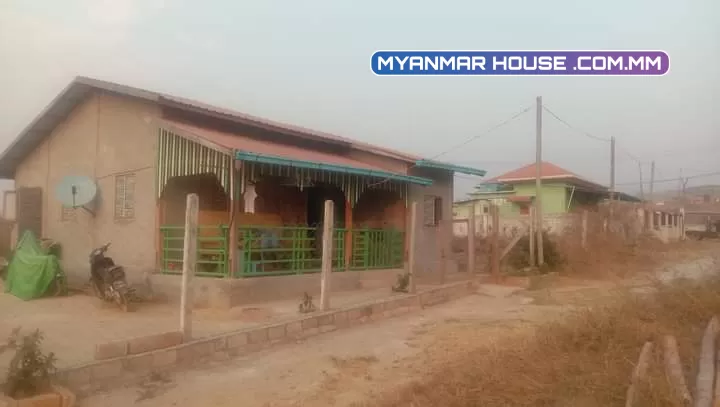 မင်္ဂလာရပ်ကွက်၊ရွှေညောင်မြို့။ အမွှေလှူကျောင်းလမ်းဘေး/အိမ်၊့ခြံ၊မြေရောင်းမည်။ ပေ 40' / 60 ၊ အိပ်ခန်း (3)ခန်းပါ မီးဖိုထမင်းစားခန်း၊ပတ်ကားအိမ်သာနှင့် မီးအပါ/ရောင်းဈေး (185) သိန်း 