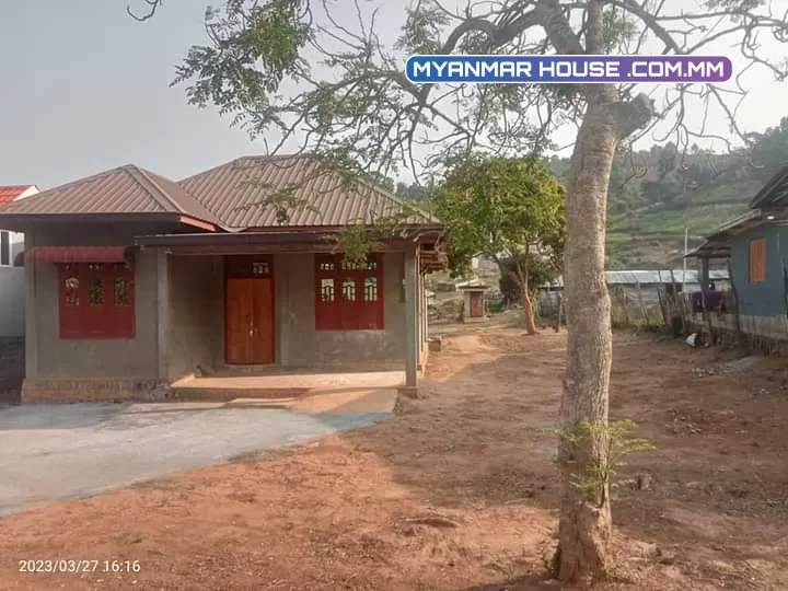 ကလောမြို့ ရပ်ကွက်၈ လမ်း၃ဖက်သုံးလို့ရတဲ့နေရာလေးပါ/ရေမီးအစုံ အိမ်အသေးတလုံးပါ / မြို့မြေပုံစံ ၁၀၅ ဂရံလျောက်ရန်  ခေါ်ဈေးက သိန်း၁၈၀၀