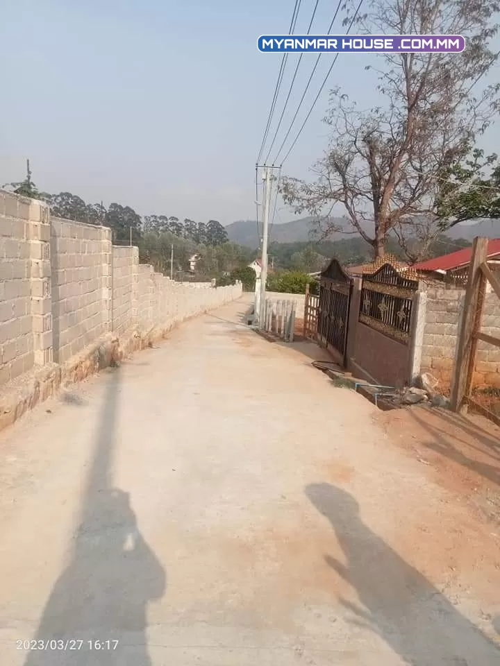ကလောမြို့ ရပ်ကွက်၈ လမ်း၃ဖက်သုံးလို့ရတဲ့နေရာလေးပါ/ရေမီးအစုံ အိမ်အသေးတလုံးပါ / မြို့မြေပုံစံ ၁၀၅ ဂရံလျောက်ရန်  ခေါ်ဈေးက သိန်း၁၈၀၀