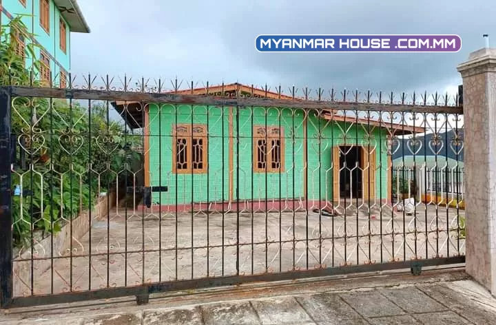 #ေက်ာင္းႀကီးစုရပ္ကြက္အိမ္အပါေျမကြက္ေရာင္းမည္။  ေက်ာင္းႀကီးစု နယ္ေျမ (၁၃) မီးပုံးပျံကြင္းအ နှောက်ဖက်တွင် ရွိၿပီး ေမြပေ  ၅၀*၆၀ ေပၚတြင္  နံကပ္ ၁ထပ္ အိမ္အပါကို #သိန္း750 ပိုင္ရွင္တိုက္ရိုက္ညႇိနိုင္းျဖင့္ေရာင္းခ်ပါမည္။