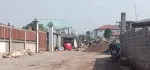 ကံကြီးရပ်ကွက် နယ်မြေ (၂) တပေါင်းကွင်းအနောက်ပတ်လမ်း အကျယ်ပေ ၅၆'၄၄' လမ်းနှစ်ဘက်ပေါက်/တောင်လှည့် အုတ်တံတိုင်းလေးဘက်သံပန်းတံခါးပါ မီးရ/ရေပေါပါတယ် မြေပြန့်ပါတယ် ဈေး(၁၁၀၀)ညှိနှိုင်း