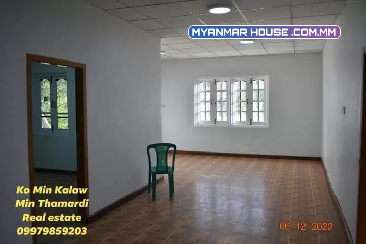 နဝရတ်လမ်း အရှေ့ဗိုလ်ကုန်း ရပ်ကွက်(3)၊ ကလောမြို့။ ကလောမြို့၏ ဝင်ဒါမီယာ ရပ်ကွက်ဟုတင်စားရမည့်ရပ်ကွက်။  ‌ေဈးနှုန်း2000 သိန်း