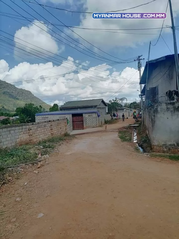 ရပ်ကွက် ၉ နယ်မြေ ၁  ရတနာလမ်းသွယ် ၃  လမ်းသာ လူစည်  ပေ ၃၀' ၄၈ သိန်း ၆၅၀ အလျော့အတင်း
