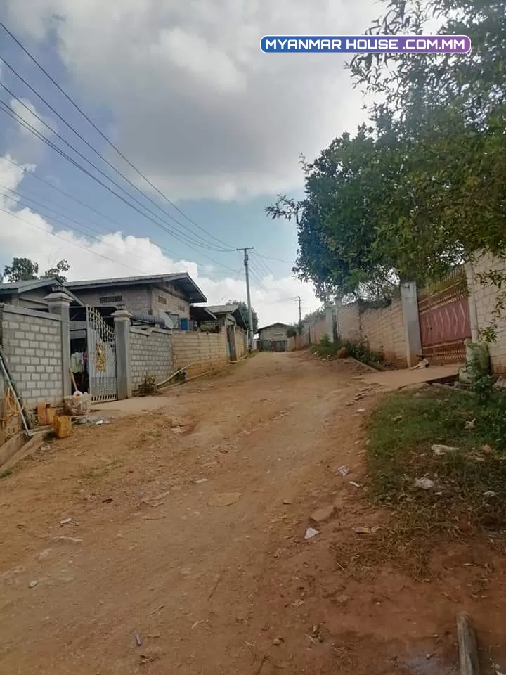 ရပ်ကွက် ၉ နယ်မြေ ၁  ရတနာလမ်းသွယ် ၃  လမ်းသာ လူစည်  ပေ ၃၀' ၄၈ သိန်း ၆၅၀ အလျော့အတင်း