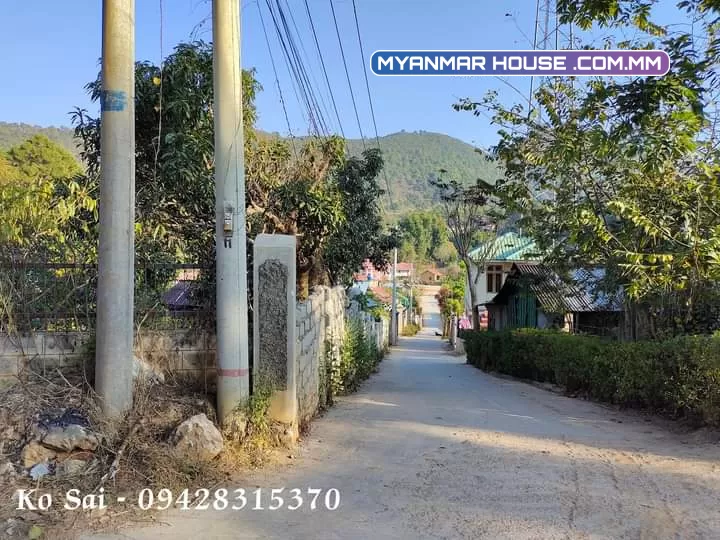 ကလောမြို့ ရပ်ကွက် (၃) အရှေ့ဗိုလ်ကုန်း  သဇင်လမ်းမမေးတင်မြေကွက်လေးရောင်းမည်  ရေ၊မီးအဆင်ပြေ ၊ခြံမှကြည့်လျှင်တောင်တန်း view မြင်ရမည်  အကျယ် - (80x100)ဂရမ်မြေ  ဈေးနှုန်း - (သိန်း 4000