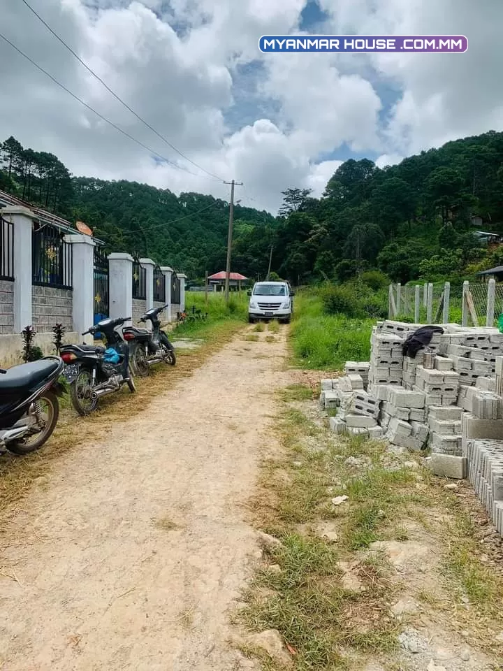 ကလော ရြာသစ်‌ေနာက္ ၃ ရပ္ကြက္ hill top hotel ေျခရင္း ၅၀×၅၀ ၂  ကွက်တြဲေရာင္းမည္ သိန္း ၄၀၀ (၀၉၄၂၀၀၉၃၉၉၄)