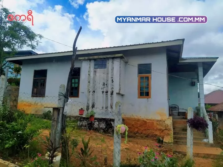 က လောမြို့  105 ေျမပါ မိန္းလမ္းႏွစ္ကြက္း ငုတ်သိန်း(650) ပါ ပုံပါတထပ္တိုက္ တလုံး ေရမီးစုံ လမ္းလည္းသာ ရှု့ခငင္းေလးလည္းလှ ဝယ္ယူလိုပါက 09796558622.09687452014
