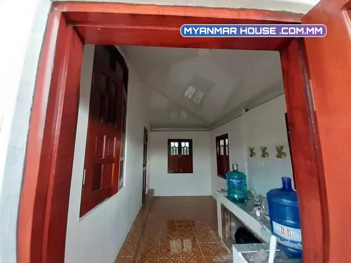 ရှမ်းပြည်နယ် ညောင်ရွှေမြို့အေးချမ်းတဲ့ရာသီဥတုမှာနေချင်ကြသူများအတွက်-အိမ်လှလှလေးတစ်လုံးနဲ့မိတ်ဆက်ပေးပါရစေဗျား😊  ညောင်ရွှေမြို့ရုံကြီးလမ်းပေါ်ရှိ Mount Inlay Hotel  မြောက်ဖက်ကားဖြင့်( ၃ )မိနစ်သာလာရပါသည်။ခေါ်ဈေး ၈၅၀ သိန်းဖြစ်ပါသည်