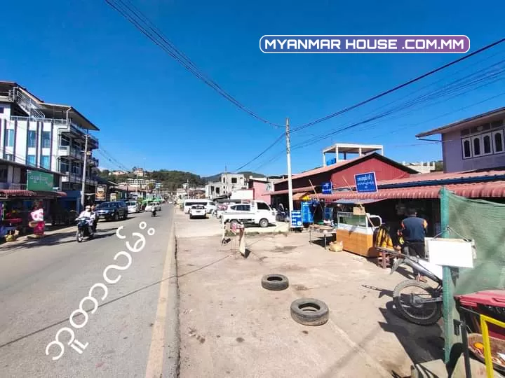 ကလောမြို့လယ် ဘူတာလမ်းမကြီးမေးတင်မြေကွက်အရောင်း  စီးပွားရေးလုပ်ငန်းရှင်များအတွက်နေရာကောင်းလေး၊လမ်းနှစ်ဖက်ပွင့်  အကျယ် - (40x80)ဂရမ်မြေ  ဈေး - (သိန်း 9500 ညှိနှိုင်း)