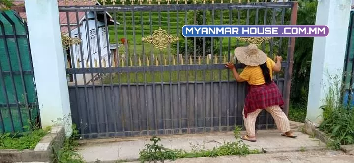 ကလောမြို့နယ် မြင်းဒိုက်ဘူတာ ကုန်ပြား မိန်းလမ်းမှေးတင် အိမ်နင့်ခြံ ရောင်းပါမယ် အိမ်ခြံခတ်ပီးသား မျက်နှာစာ ၇၀ ဘေး ၂ ဘက်  ၈၅ နောက် ၇၀ ကားထားနေရာပါ သံပန်းတံခါးပါ သိန်း ၇၅၀ ပိုင်ရှင်နင့် တိုက်ရိုက်တွေ့ပေးပါမယ်