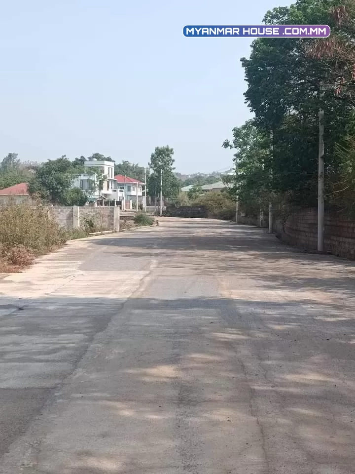 ကံကြီးရပ်ကွက် နယ်မြေ (၂) တပေါင်းကွင်းအနောက်ပတ်လမ်း အကျယ်ပေ ၅၆'၄၄' လမ်းနှစ်ဘက်ပေါက်/တောင်လှည့် အုတ်တံတိုင်းလေးဘက်သံပန်းတံခါးပါ မီးရ/ရေပေါပါတယ် မြေပြန့်ပါတယ် ဈေး(၁၁၀၀)ညှိနှိုင်း