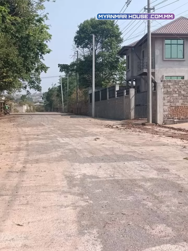 ကံကြီးရပ်ကွက် နယ်မြေ (၂) တပေါင်းကွင်းအနောက်ပတ်လမ်း အကျယ်ပေ ၅၆'၄၄' လမ်းနှစ်ဘက်ပေါက်/တောင်လှည့် အုတ်တံတိုင်းလေးဘက်သံပန်းတံခါးပါ မီးရ/ရေပေါပါတယ် မြေပြန့်ပါတယ် ဈေး(၁၁၀၀)ညှိနှိုင်း
