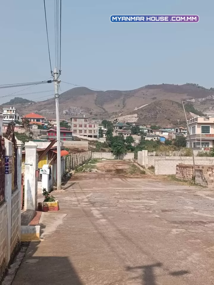 ကံကြီးရပ်ကွက် နယ်မြေ (၂) တပေါင်းကွင်းအနောက်ပတ်လမ်း အကျယ်ပေ ၅၆'၄၄' လမ်းနှစ်ဘက်ပေါက်/တောင်လှည့် အုတ်တံတိုင်းလေးဘက်သံပန်းတံခါးပါ မီးရ/ရေပေါပါတယ် မြေပြန့်ပါတယ် ဈေး(၁၁၀၀)ညှိနှိုင်း