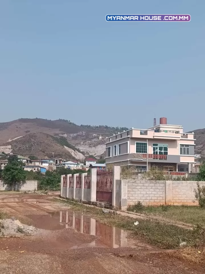 ကံကြီးရပ်ကွက် နယ်မြေ (၂) တပေါင်းကွင်းအနောက်ပတ်လမ်း အကျယ်ပေ ၅၆'၄၄' လမ်းနှစ်ဘက်ပေါက်/တောင်လှည့် အုတ်တံတိုင်းလေးဘက်သံပန်းတံခါးပါ မီးရ/ရေပေါပါတယ် မြေပြန့်ပါတယ် ဈေး(၁၁၀၀)ညှိနှိုင်း