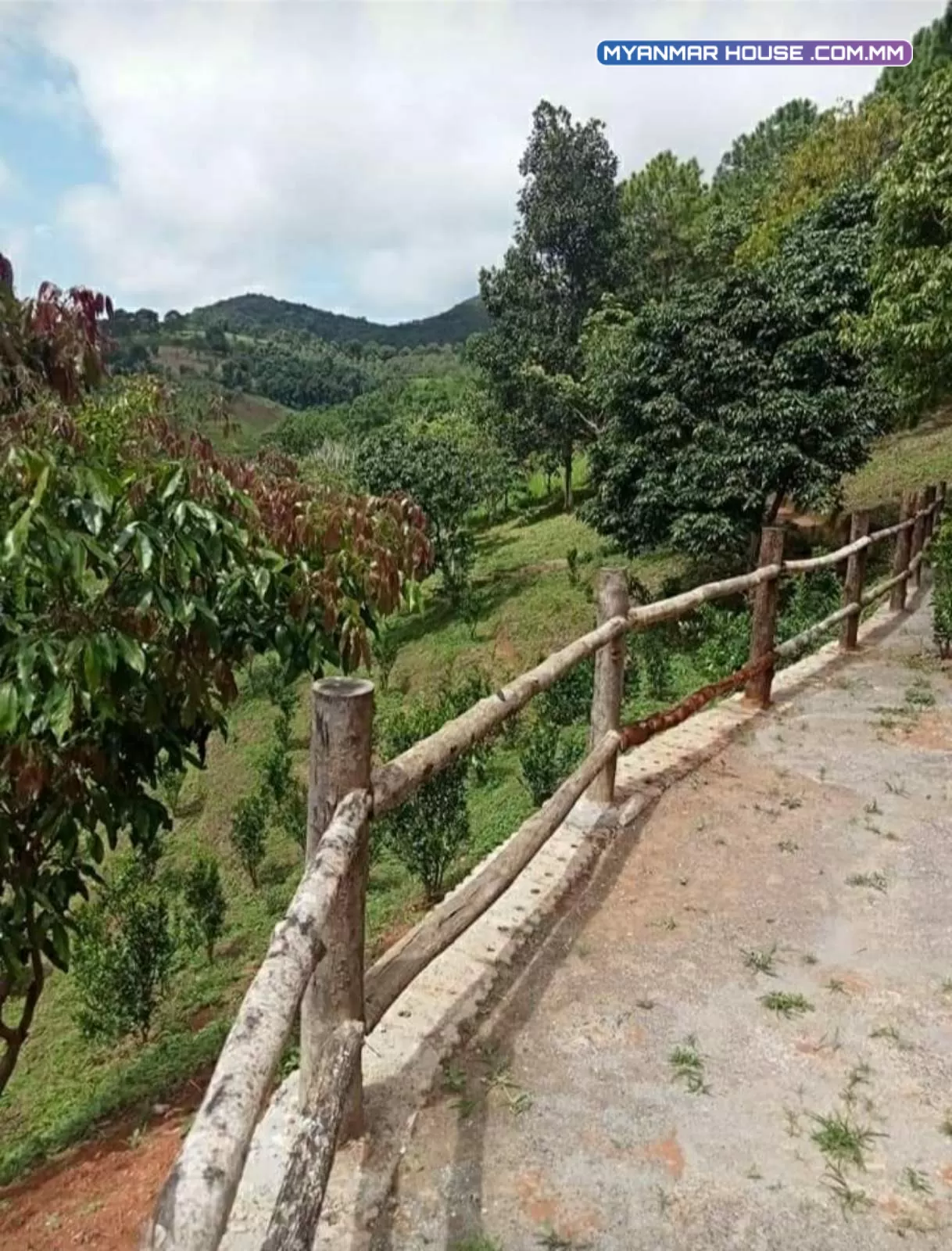 က လောၿမိဳ့ ရပ္ကြက္၈ ေျမအက်ယ္ကေပ၁၇၅ေပ၁၀၀ ေထာပတ္လိမ္ေမာ္လက္ဘက္ သီးပင္စားပင္မ်ားရွိပါတယ္ သစ္သားအိမ္ေလးအပါ အိပ္ခန္းတခန္းအိမ်သာေရဖိုးမီဖိုး ၂ထပ္အိမ္ေလးပါေစ်းက၆၀၀ အေသးစိတ္ကို 09761771570 09404277072