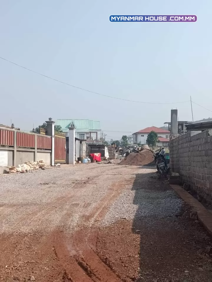 ကံကြီးရပ်ကွက် နယ်မြေ (၂) တပေါင်းကွင်းအနောက်ပတ်လမ်း အကျယ်ပေ ၅၆'၄၄' လမ်းနှစ်ဘက်ပေါက်/တောင်လှည့် အုတ်တံတိုင်းလေးဘက်သံပန်းတံခါးပါ မီးရ/ရေပေါပါတယ် မြေပြန့်ပါတယ် ဈေး(၁၁၀၀)ညှိနှိုင်း