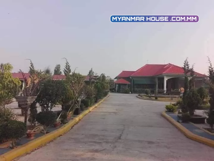 ရှမ်းပြည်တောင်ပိုင်း အောင်ပန်းမြို့၊ပင်မှီဂေါက်ကွင်းရှေ့ ဇောတိရပ်ကွက် မြေ အိမ်ဝိုင်းရောင်းမည် ။ ခြံအကျယ် 1 ဧကသိန်း5500 ဈေးနှူန်းညှိနိုင်း/ RC တစ်ထပ်တိုက်အကျယ် 52×75 ပေအိမ်ပါတဲ့အခြမ်းဘဲယူလည်းခွဲရောင်းပေးမယ်ရှင့်သိန်း 4000