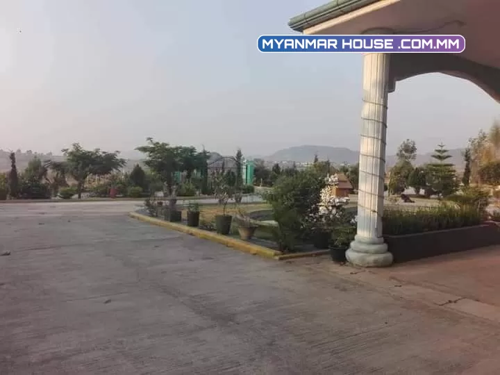 ရှမ်းပြည်တောင်ပိုင်း အောင်ပန်းမြို့၊ပင်မှီဂေါက်ကွင်းရှေ့ ဇောတိရပ်ကွက် မြေ အိမ်ဝိုင်းရောင်းမည် ။ ခြံအကျယ် 1 ဧကသိန်း5500 ဈေးနှူန်းညှိနိုင်း/ RC တစ်ထပ်တိုက်အကျယ် 52×75 ပေအိမ်ပါတဲ့အခြမ်းဘဲယူလည်းခွဲရောင်းပေးမယ်ရှင့်သိန်း 4000
