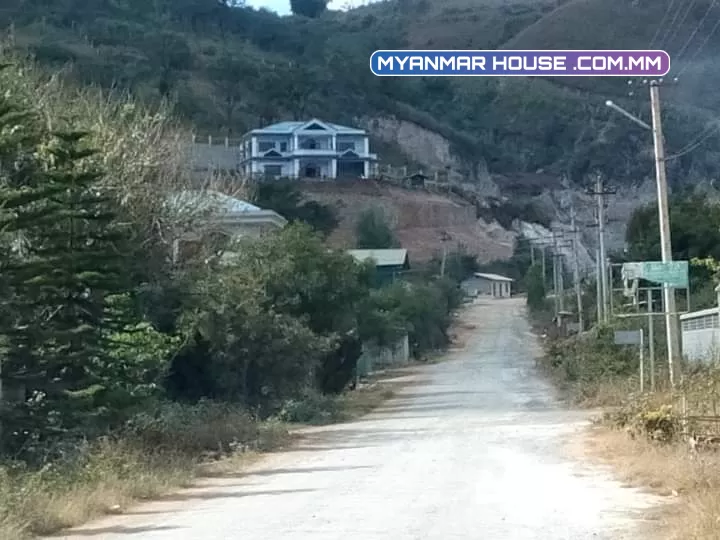 တောင်ကြီးမြို့ ရွှေတောင်ကြားအိမ်ယာ  ရှမ်းကွင်း ကံကြီးရပ်ကွက်ရှိ ခြံမြေ ပေ100*200ပေါ်တွင်ဆောက်လုပ်ထားသောအိမ် ပေ40*60/