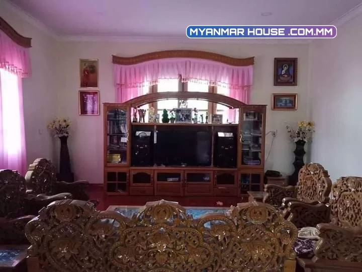 တောင်ကြီးမြို့ ရွှေတောင်ကြားအိမ်ယာ  ရှမ်းကွင်း ကံကြီးရပ်ကွက်ရှိ ခြံမြေ ပေ100*200ပေါ်တွင်ဆောက်လုပ်ထားသောအိမ် ပေ40*60/