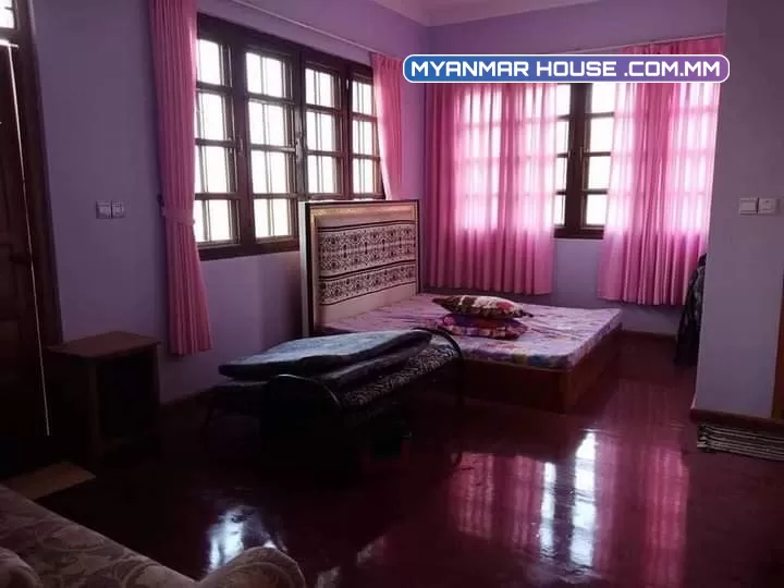 တောင်ကြီးမြို့ ရွှေတောင်ကြားအိမ်ယာ  ရှမ်းကွင်း ကံကြီးရပ်ကွက်ရှိ ခြံမြေ ပေ100*200ပေါ်တွင်ဆောက်လုပ်ထားသောအိမ် ပေ40*60/