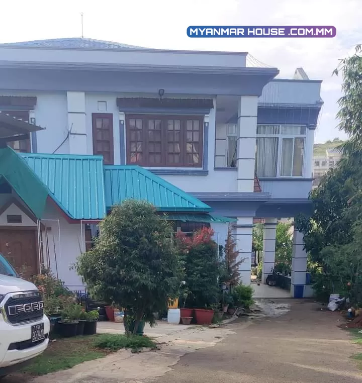 တောင်ကြီးမြို့ ရွှေတောင်ကြားအိမ်ယာ  ရှမ်းကွင်း ကံကြီးရပ်ကွက်ရှိ ခြံမြေ ပေ100*200ပေါ်တွင်ဆောက်လုပ်ထားသောအိမ် ပေ40*60/