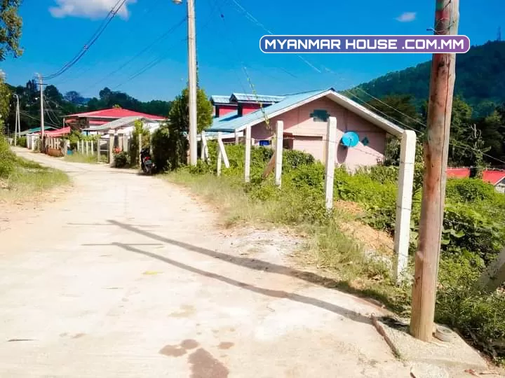 တည်နေရာ _ ကလောမြို့ ၊ ရပ်ကွက်(၃) ။ အသေးစိတ် _ Christ The King Church အနီး ၊ သဇင်လမ်း အပေါ်မှာ တည်ရှိပြီး၊Kalaw CGSC အနီး၊Map Details!!ဈေးနှုန်း _ ၅၅၀ သိန်း 