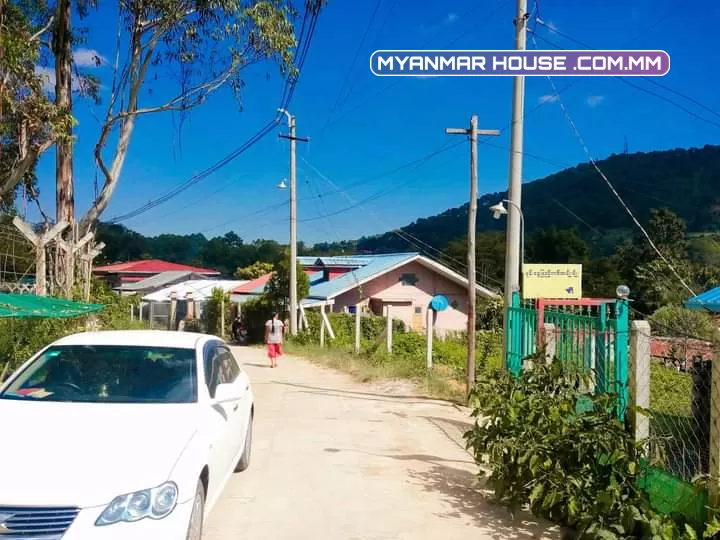 တည်နေရာ _ ကလောမြို့ ၊ ရပ်ကွက်(၃) ။ အသေးစိတ် _ Christ The King Church အနီး ၊ သဇင်လမ်း အပေါ်မှာ တည်ရှိပြီး၊Kalaw CGSC အနီး၊Map Details!!ဈေးနှုန်း _ ၅၅၀ သိန်း 