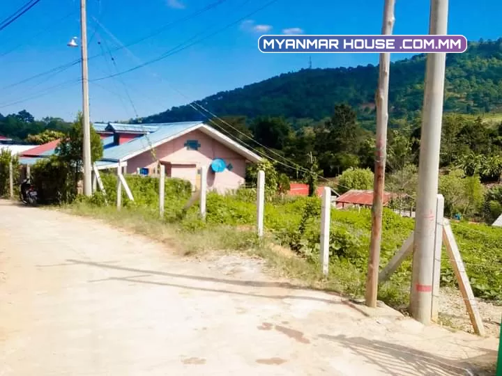 တည်နေရာ _ ကလောမြို့ ၊ ရပ်ကွက်(၃) ။ အသေးစိတ် _ Christ The King Church အနီး ၊ သဇင်လမ်း အပေါ်မှာ တည်ရှိပြီး၊Kalaw CGSC အနီး၊Map Details!!ဈေးနှုန်း _ ၅၅၀ သိန်း 