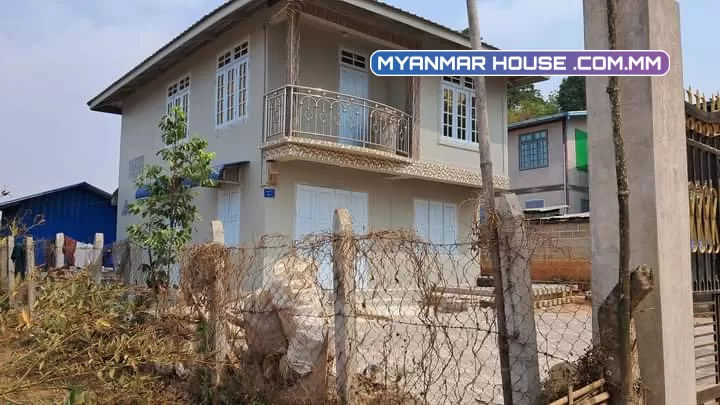 တည်နေရာ _ အောင်ပန်းမြို့၊ ကလောမြို့နယ်(ခရိုင်) အကျယ်အဝန်း _ ၃၅' × ၈၀' ပိုင်ဆိုင်မှု _ ဂရန် (မြို့မြေ) နှစ် ၃၀/ဈေးနှုန်း _ ၇၀၀ သိန်း (ညှိနှိုင်း)