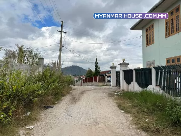 ဖရဲ အောင်မြေလမ်းအပေါ်နားမှာ နစ်ကွက်တွဲ အရှေ့လှည့် နေရာကောင်းလေး ရောင်းမည့်  ✅ ပေ ( 60×80) အုတ်နံရံခတ်ပြီး  ပိုင်ဆိုင်မူ အရောင်းဝယ် စာချုပ်အဆင့်ဆင့်  ဈေးနူန်းသိန်း ( ၈၅၀) 